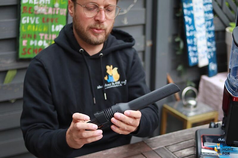 Man sieht die Shark Duo Clean Fugendüse des Anti Hair Flexology.